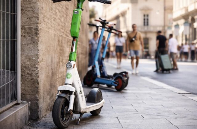 Multa milionaria per i monopattini: cosa cambia per gli abbonati Metrebus a Roma?
