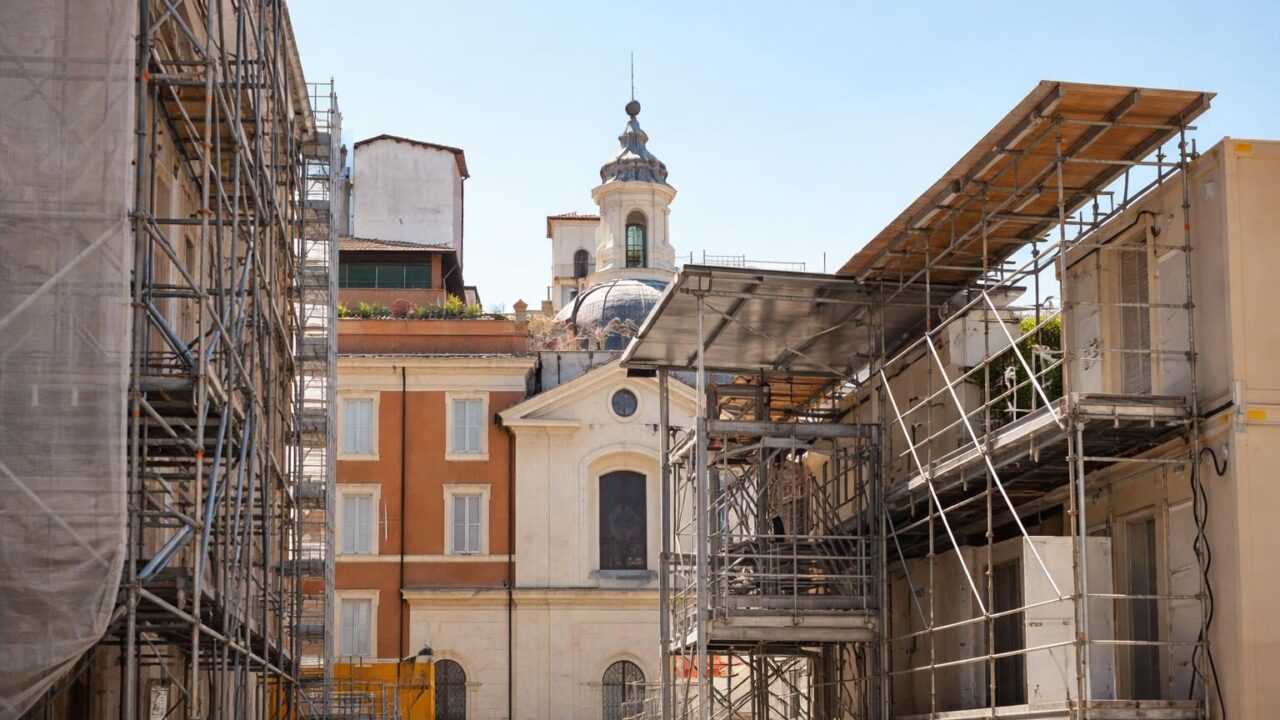 Piazza San Silvestro: lavori per l’hotel di lusso tra opportunità e rischi per il patrimonio