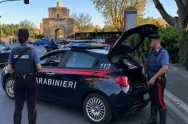 Ponte Milvio, passanti bloccano un’aggressione con coltello: la città che si mette in mezzo