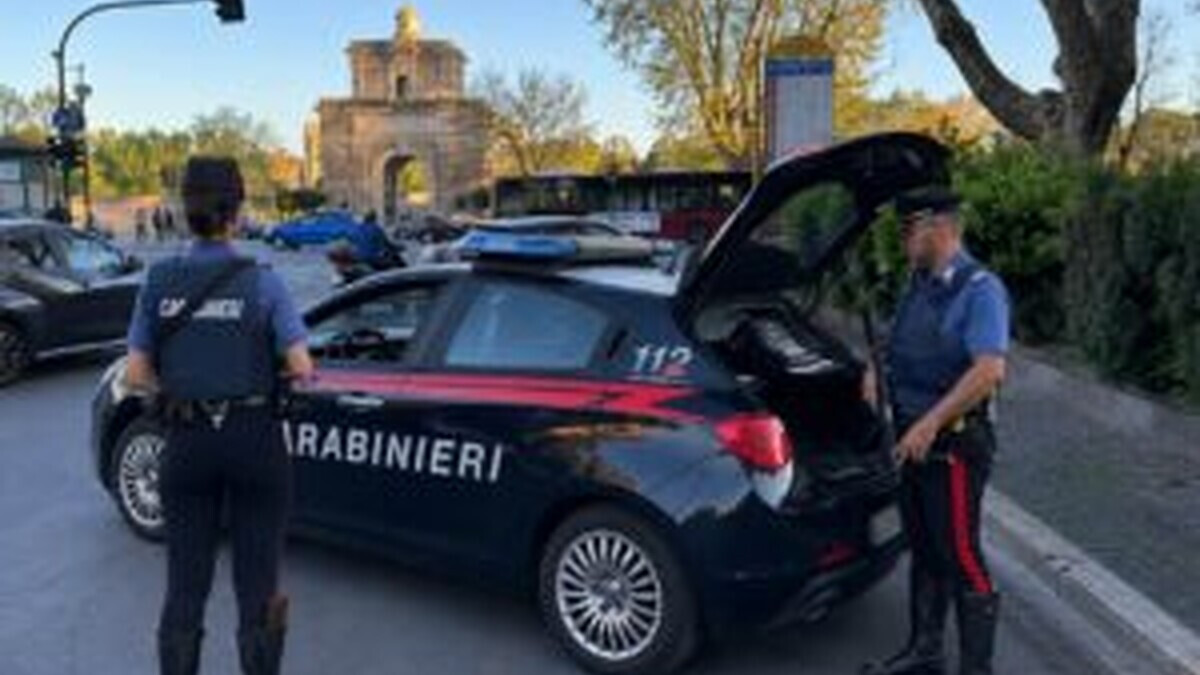 Ponte Milvio, passanti bloccano un’aggressione con coltello: la città che si mette in mezzo