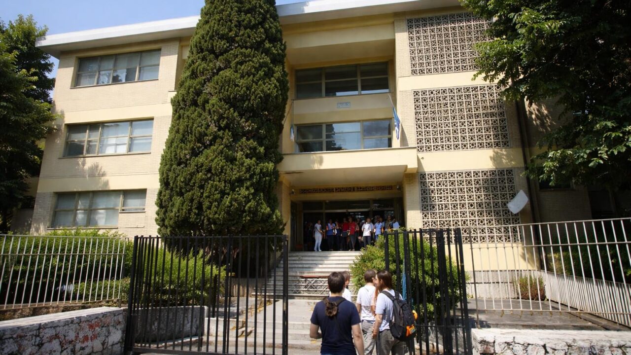 Professore sotto inchiesta per l’arte dell’espressione: libertà o responsabilità a scuola?