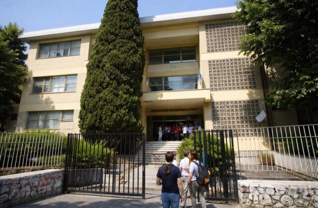 Professore sotto inchiesta per l’arte dell’espressione: libertà o responsabilità a scuola?