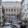 Quando l’IA alla guida sbrocca a Roma: regole, zone di test e responsabilità per evitare il caos in centro