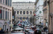 Quando l’IA alla guida sbrocca a Roma: regole, zone di test e responsabilità per evitare il caos in centro