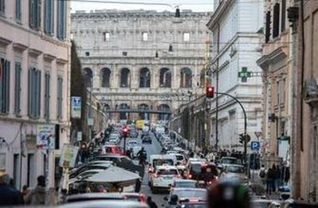 Quando l’IA alla guida sbrocca a Roma: regole, zone di test e responsabilità per evitare il caos in centro