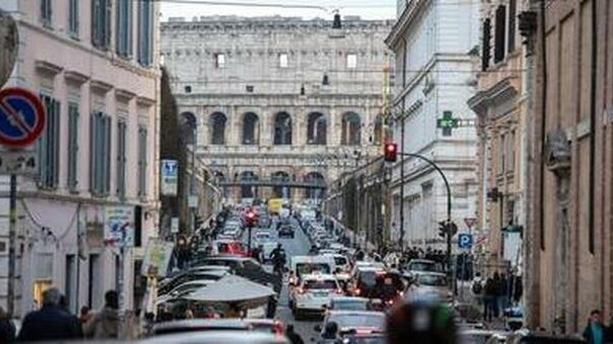 Quando l’IA alla guida sbrocca a Roma: regole, zone di test e responsabilità per evitare il caos in centro
