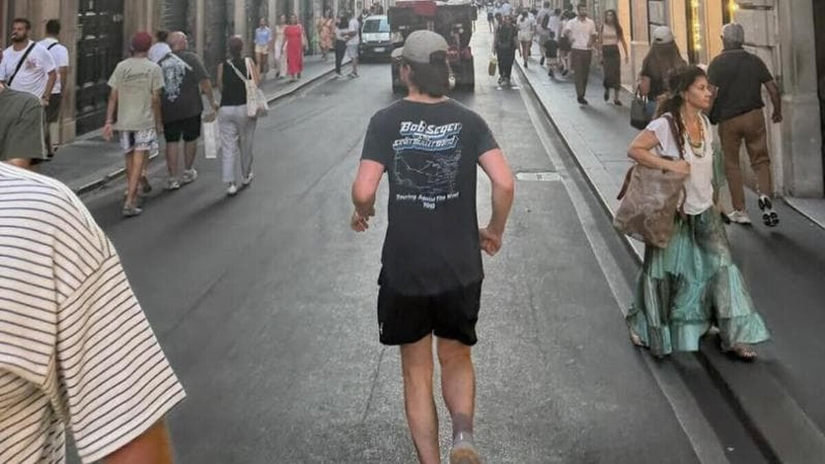 Quando una star corre da Pincio a Castel Sant’Angelo e riscrive la Roma turistica