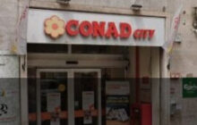 Rapina armata in un supermercato di Roma: prosciugate le casse, titolare minacciato