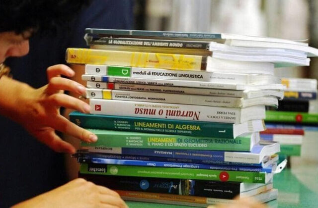 Rientro più caro a Roma: i libri pesano 673,60 euro a studente, e a rischio i soldi per lo sport dei ragazzi