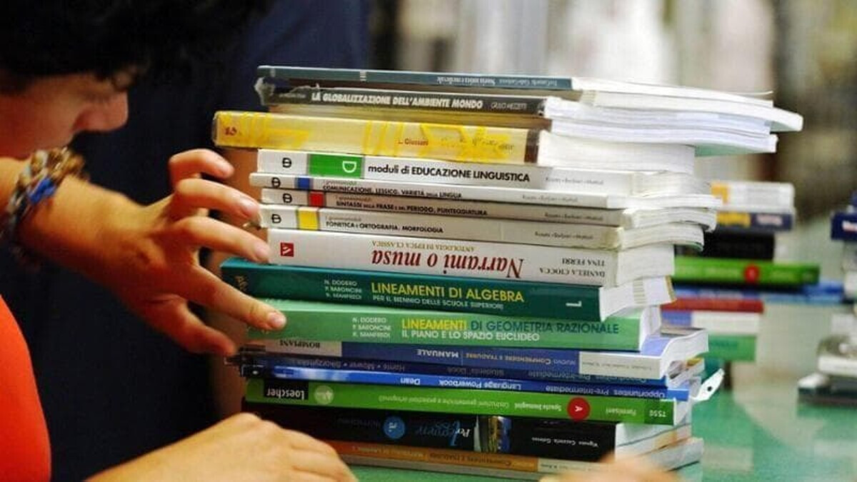 Rientro più caro a Roma: i libri pesano 673,60 euro a studente, e a rischio i soldi per lo sport dei ragazzi