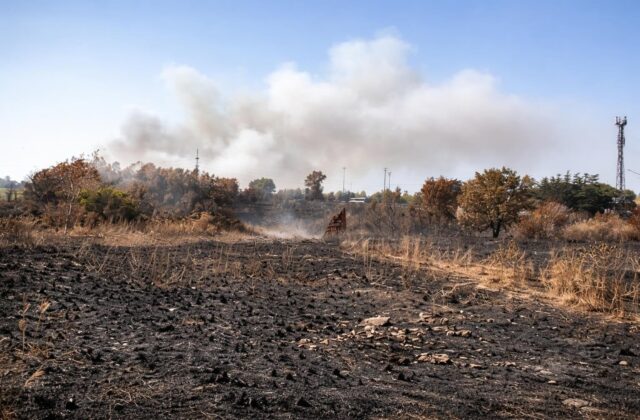 Rifiuti interrati e incendi sulla Laurentina: il pericolo silenzioso che brucia sotto i nostri piedi