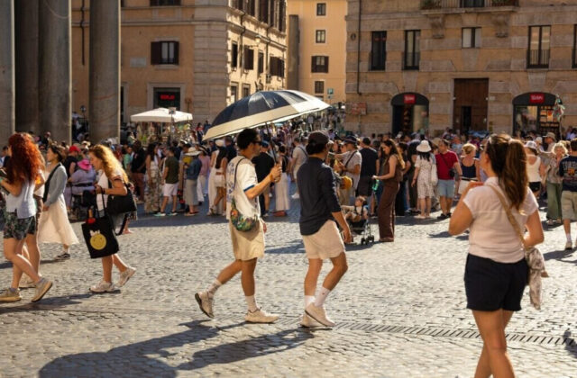 Roma bollente: 11 gradi che mettono in fila strade, sicurezza e servizi