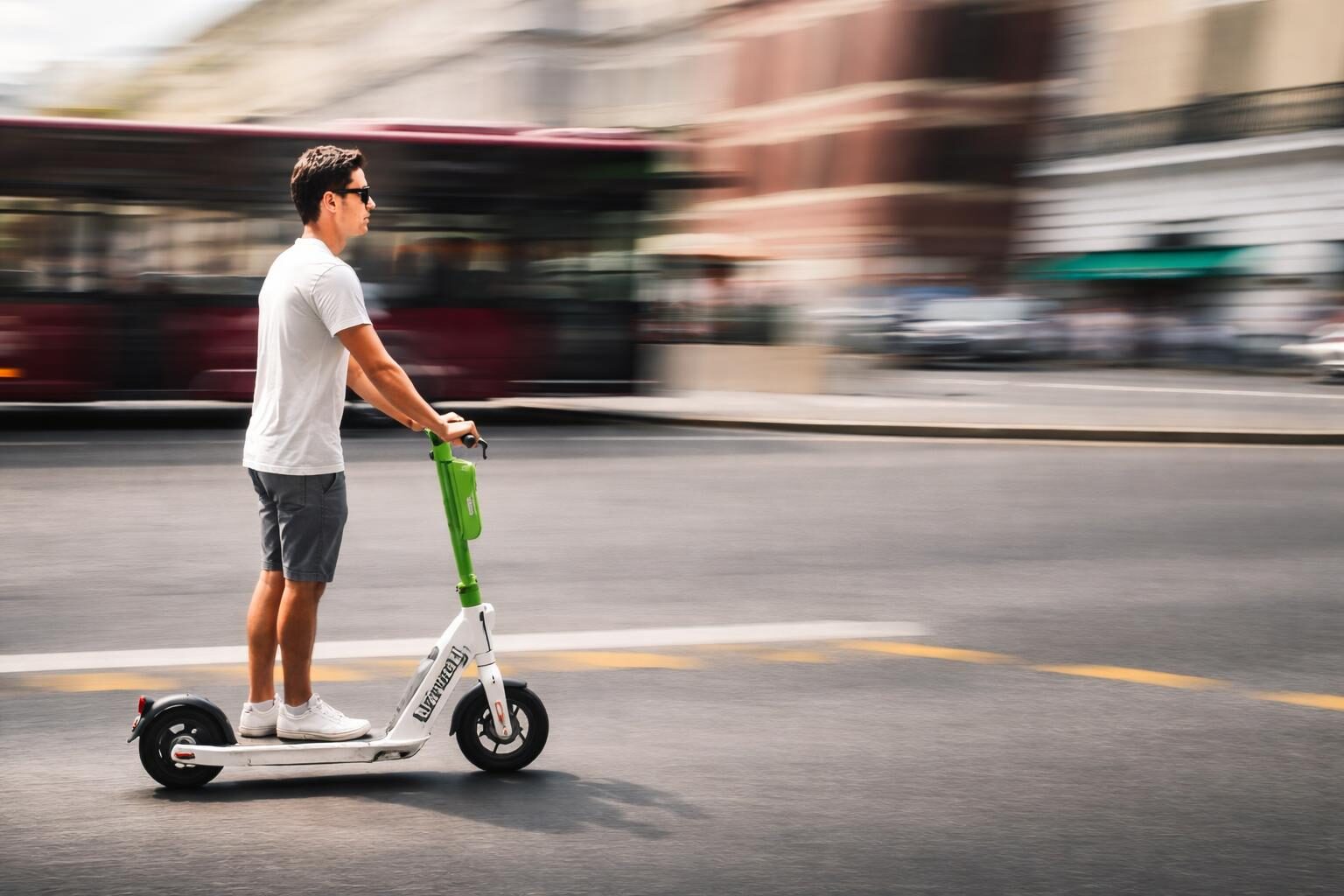 Roma ferma i monopattini: una scelta che rivoluziona la mobilità o un errore da correggere?