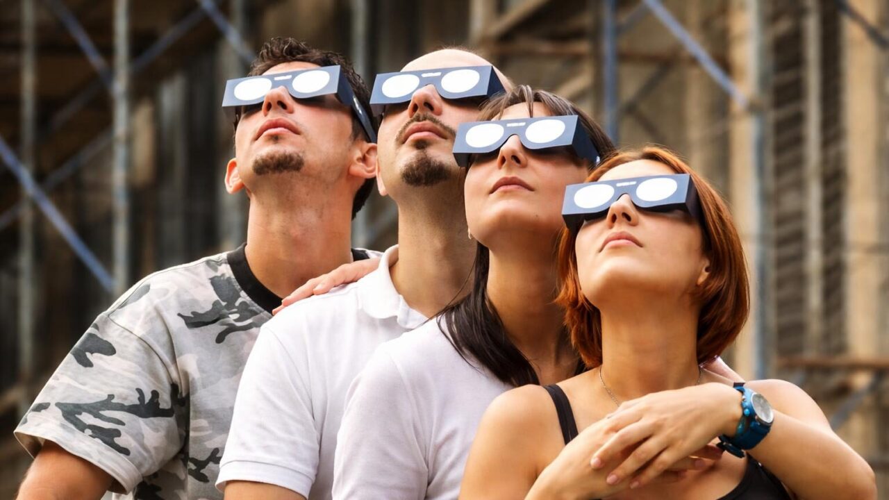 Roma si prepara all’eclissi solare: tra entusiasmo e occhialini introvabili