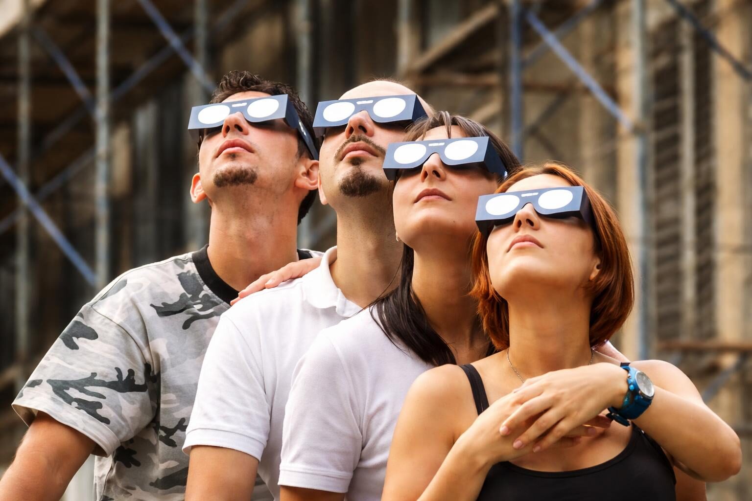 Roma si prepara all'eclissi solare: tra entusiasmo e occhialini introvabili