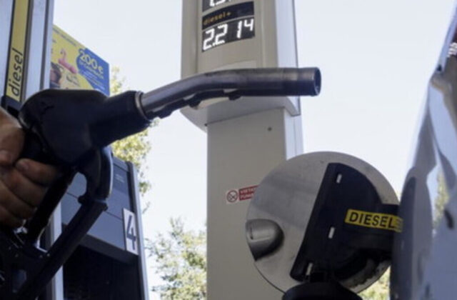 Sconto carburante e partita: il Villaggio Olimpico sotto assedio di auto