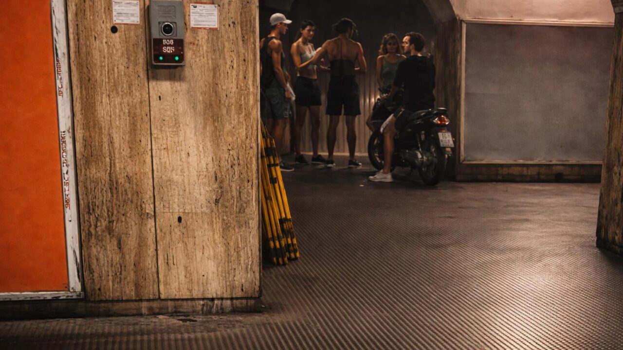 Scooter in Metro, Giovani e Violenza: Cosa Sta Succedendo a Roma?