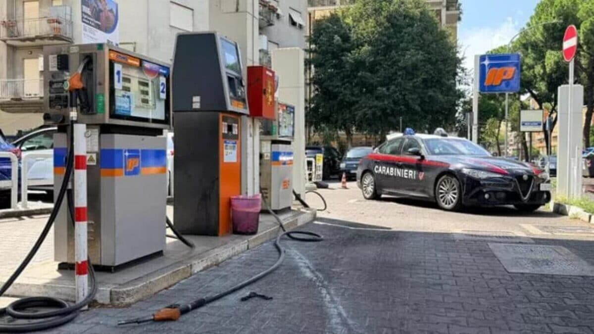 Si dà fuoco in un distributore a Roma: morto un uomo di 33 anni, accertamenti in corso