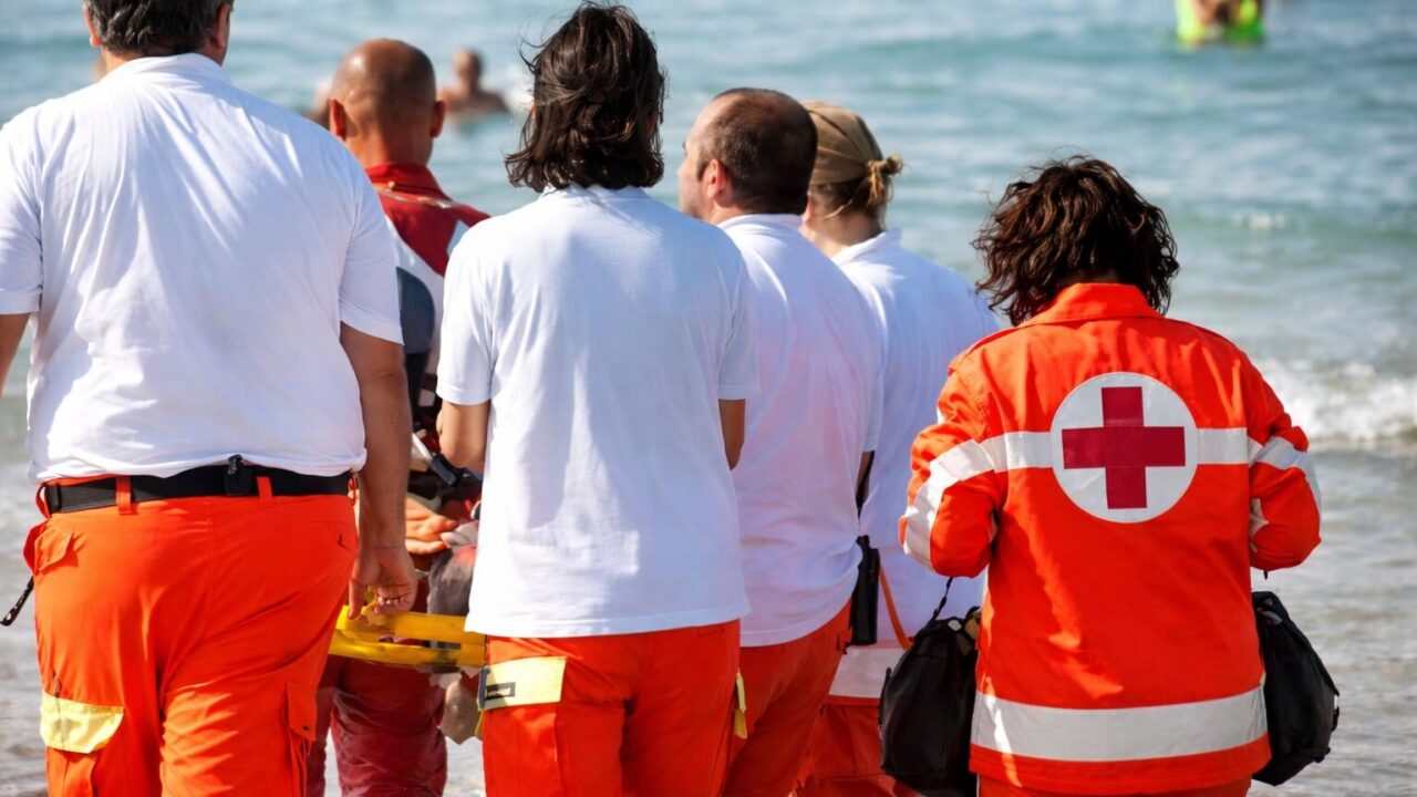 Tragedia in spiaggia: un 72enne annega a Fregene, troppi rischi per i più vulnerabili