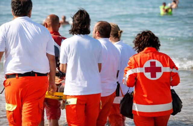 Tragedia in spiaggia: un 72enne annega a Fregene, troppi rischi per i più vulnerabili