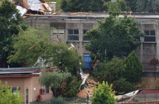 Tromba d’aria a Massimina: struttura in alluminio cade da una scuola sulla sede della Protezione Civile