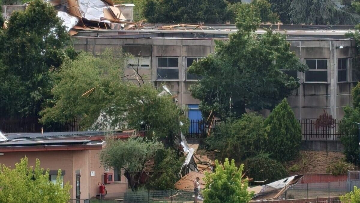 Tromba d’aria a Massimina: struttura in alluminio cade da una scuola sulla sede della Protezione Civile
