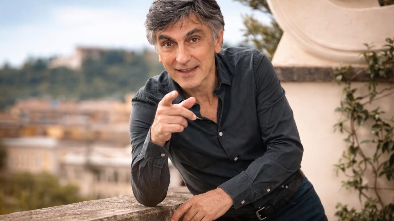 Vincenzo Salemme riporta in scena le fragilità familiari con ‘…e fuori nevica!’ all’Arena di Sabaudia