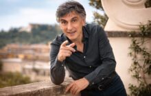 Vincenzo Salemme riporta in scena le fragilità familiari con ‘…e fuori nevica!’ all’Arena di Sabaudia