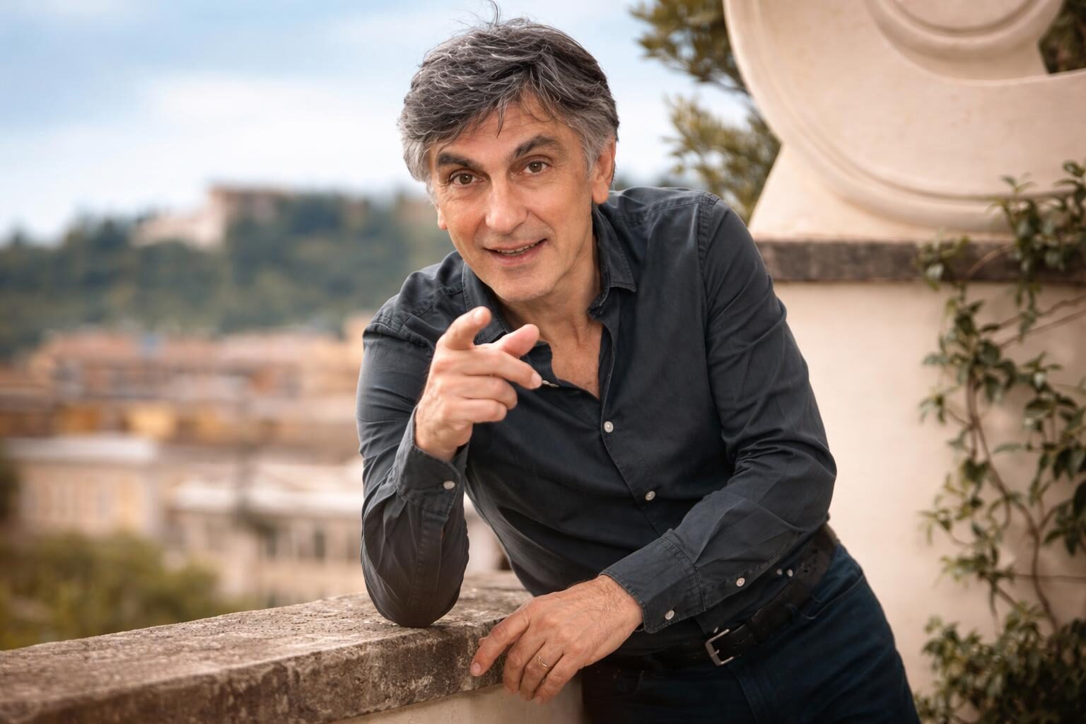 Vincenzo Salemme riporta in scena le fragilità familiari con ‘…e fuori nevica!’ all’Arena di Sabaudia
