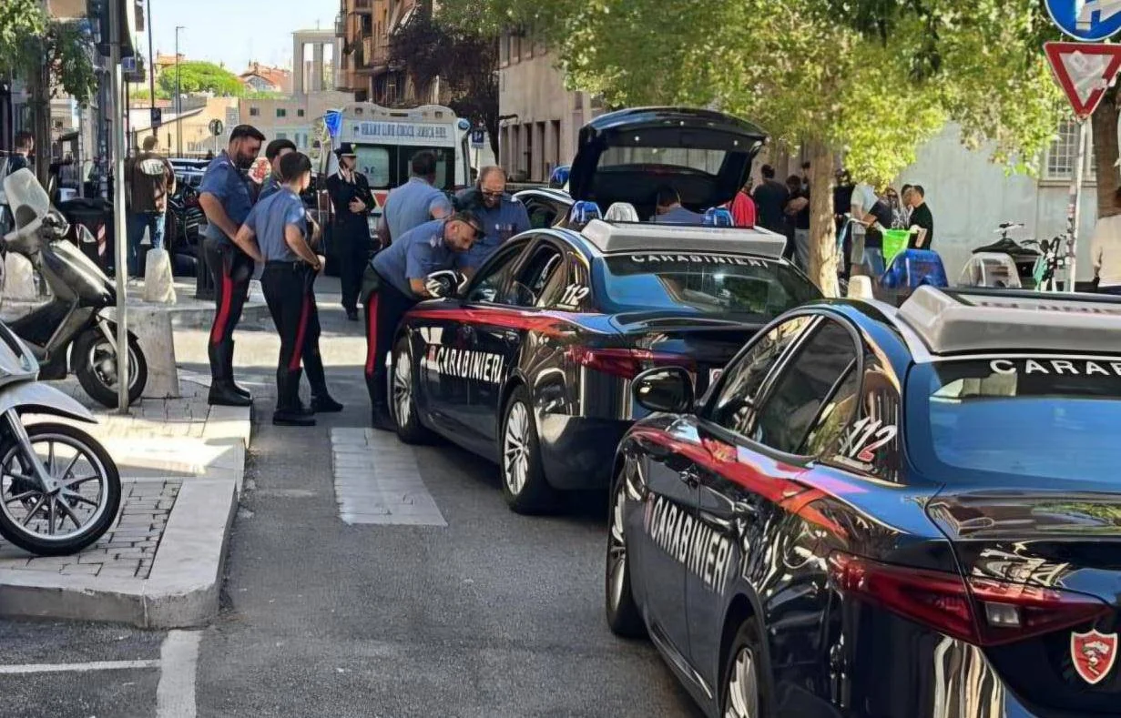 Roma, donna accoltellata. Malore per l’aggressore, avrebbe tentato un gesto estremo