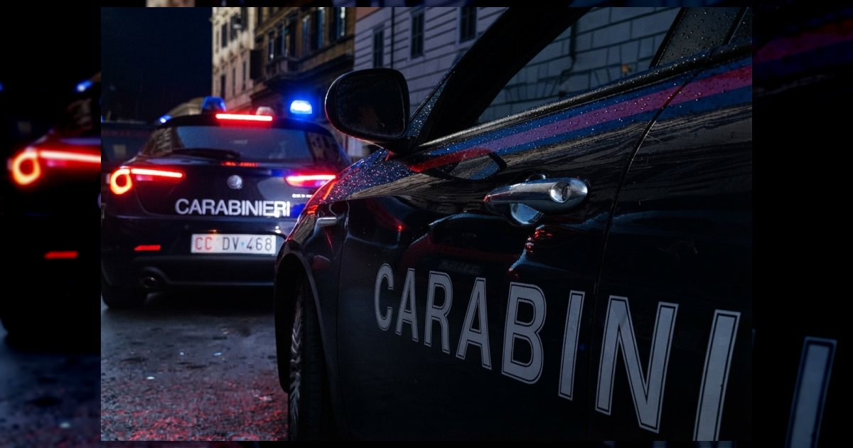Via Bissolati: carabinieri fermano donna in stato confusionale, trovata con un coltello