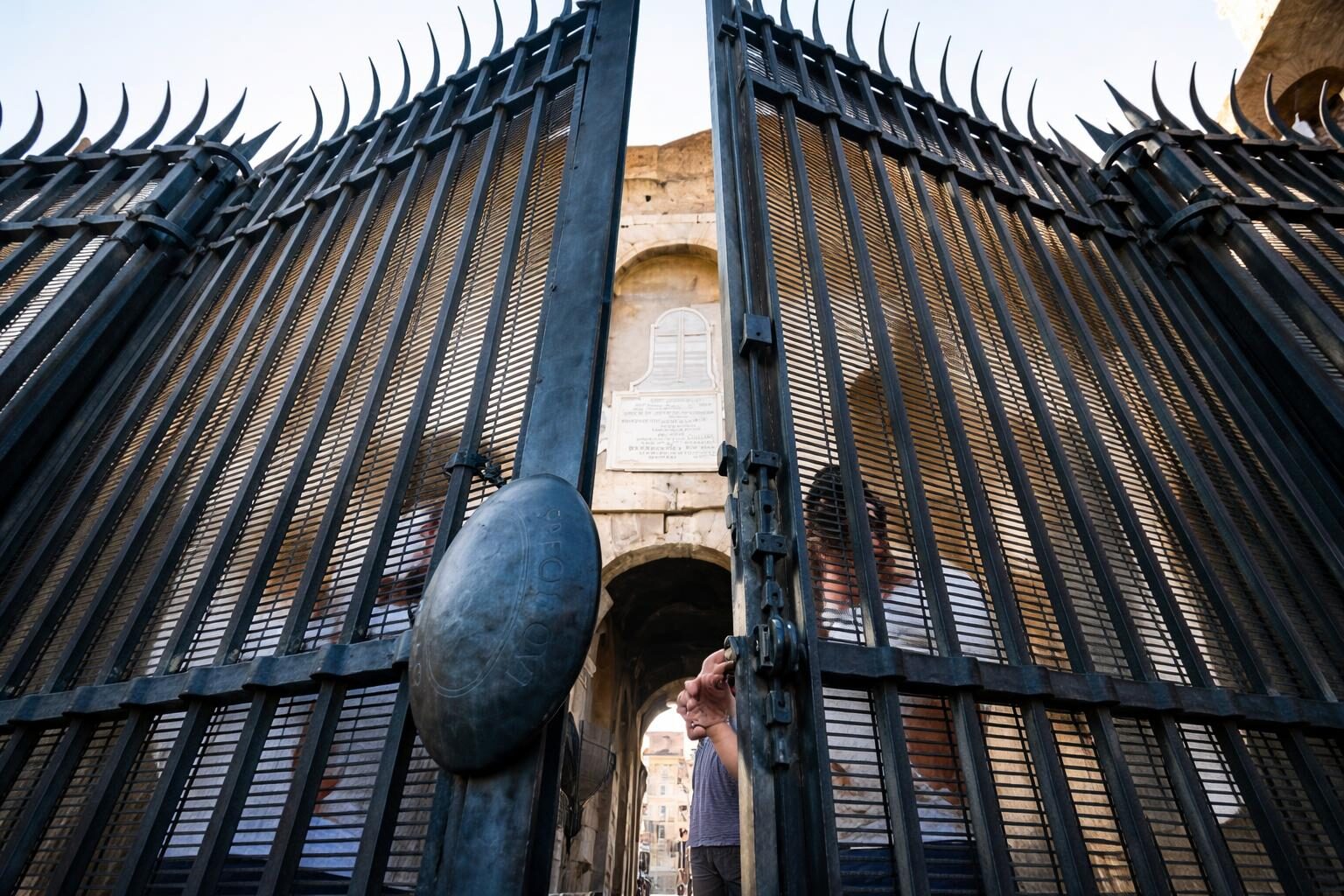 Colosseo, tragedia in nome della sicurezza: la licenza dell’operaio sotto la lente
