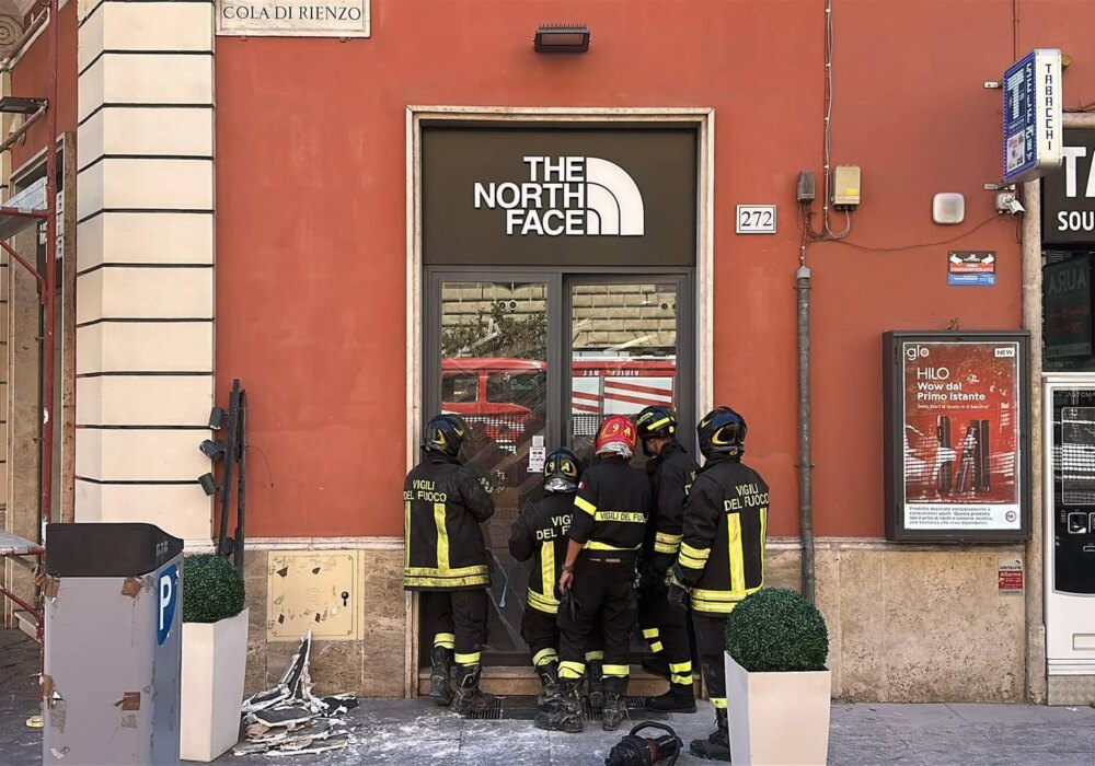 Crolla il solaio di un negozio in via Cola di Rienzo: 4 soccorsi ed estratti da macerie