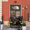 Crolla il solaio di un negozio in via Cola di Rienzo: 4 soccorsi ed estratti da macerie Crolla il solaio di un negozio in via Cola di Rienzo: 4 soccorsi ed estratti da macerie