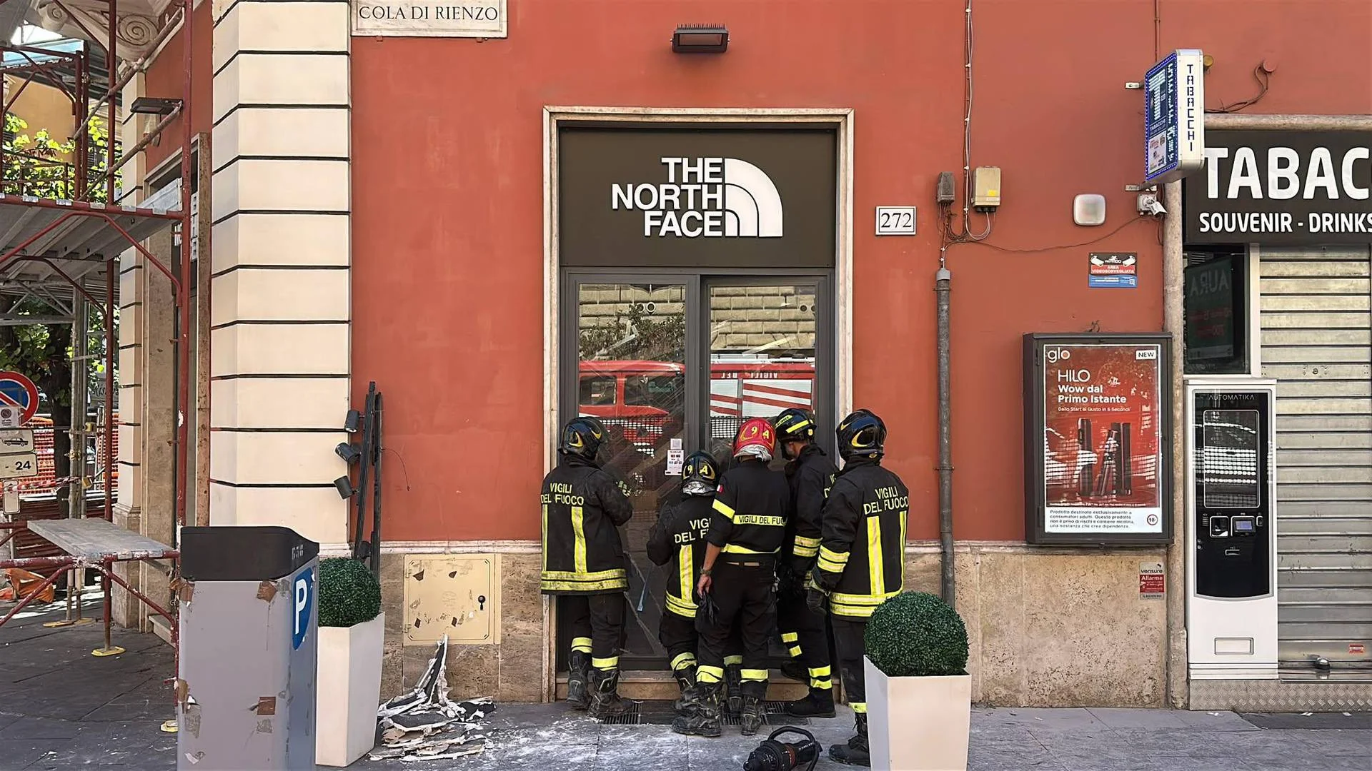 Crolla il solaio di un negozio in via Cola di Rienzo: 4 soccorsi ed estratti da macerie