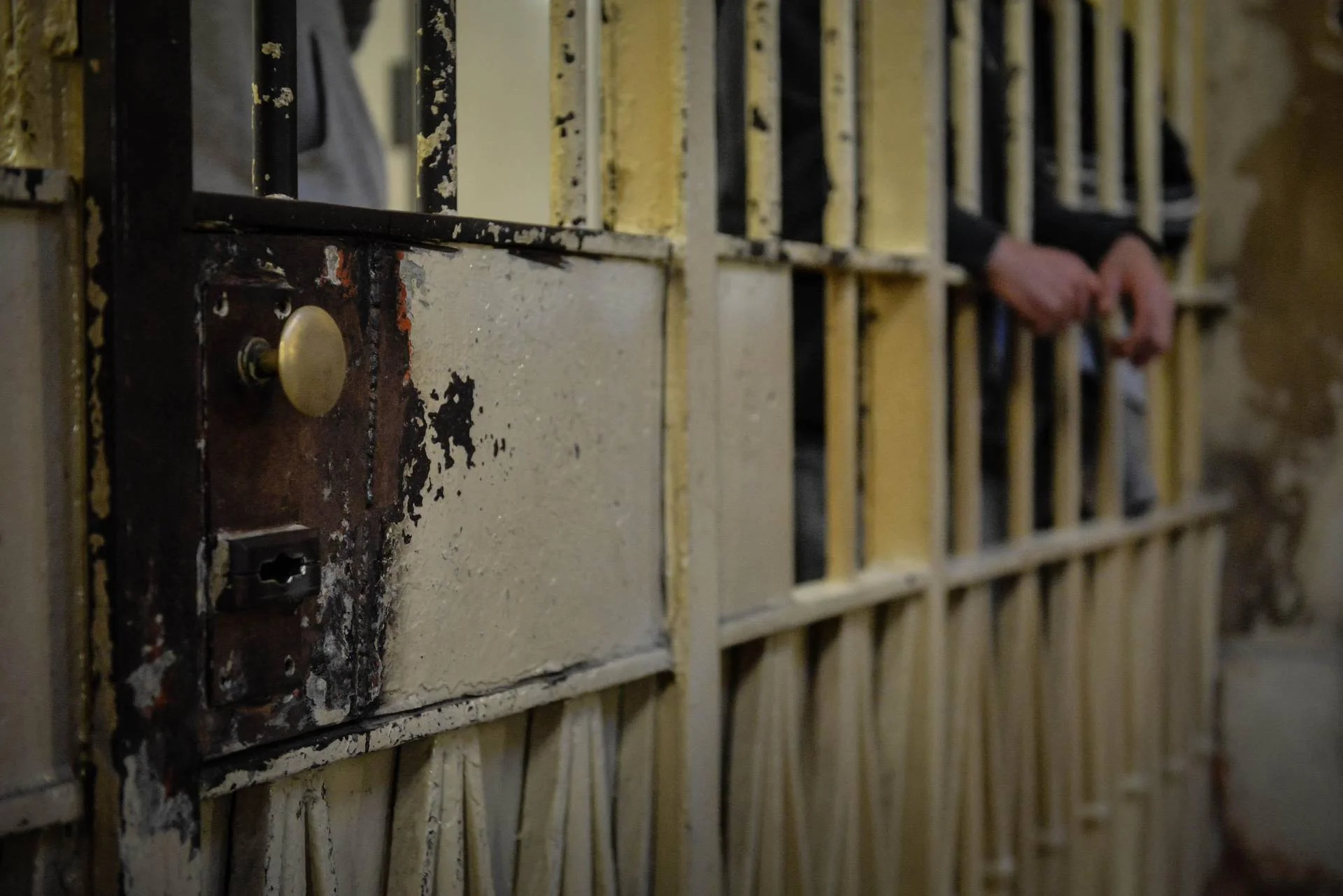 Denunciò botte e sequestro da altri detenuti: “Ferita non si rimargina, su carceri politica dia risposte”