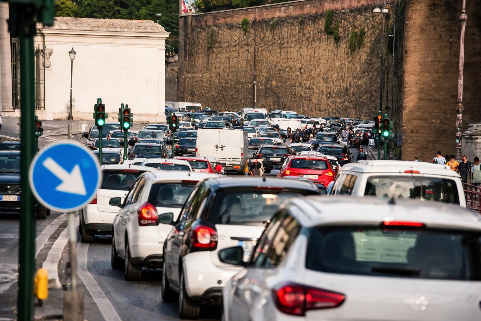Manichetta antincendio e caos: Roma affronta l’enigma del traffico bloccato