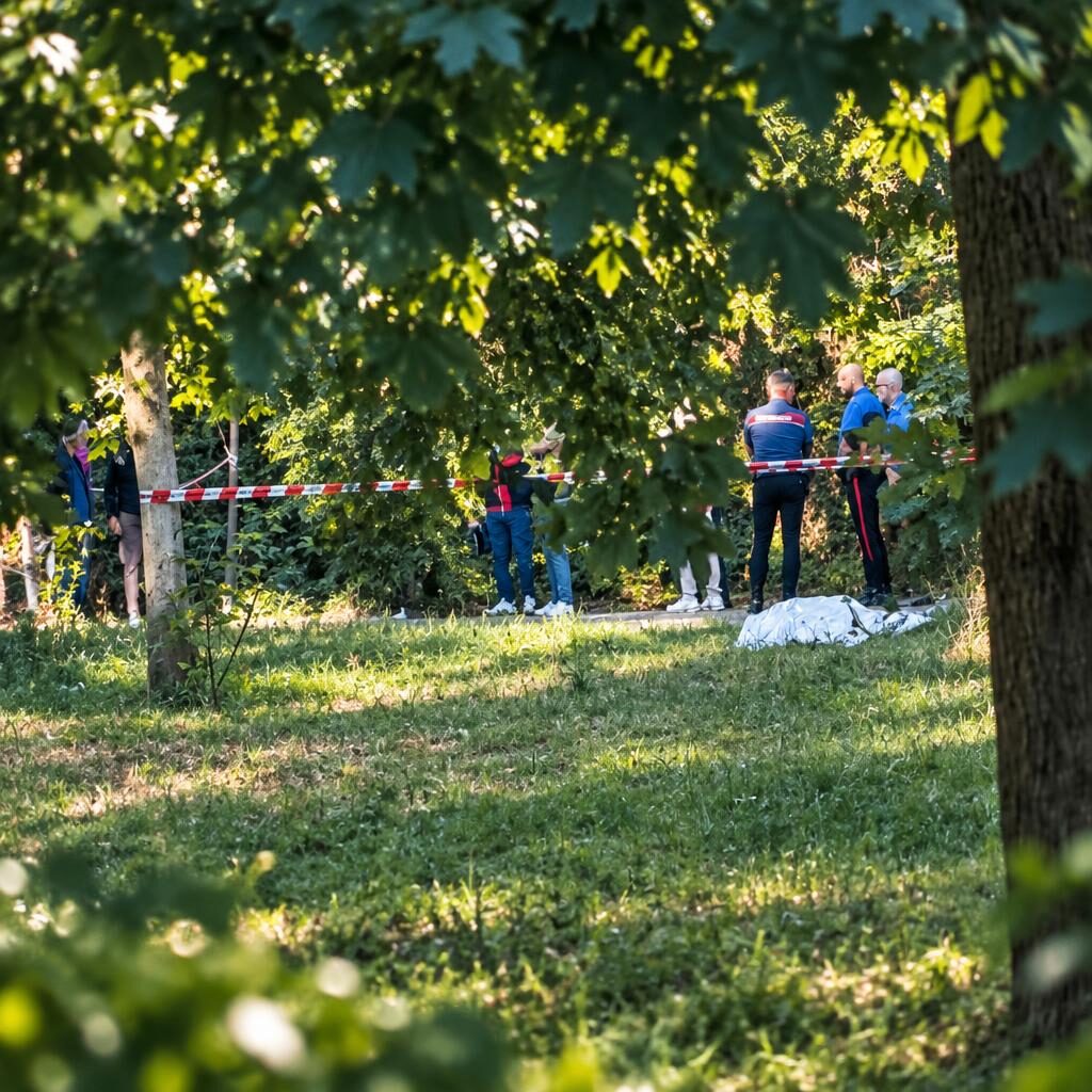 Omicidio alla Rustica, uomo accoltellato nel parco: indagini aperte