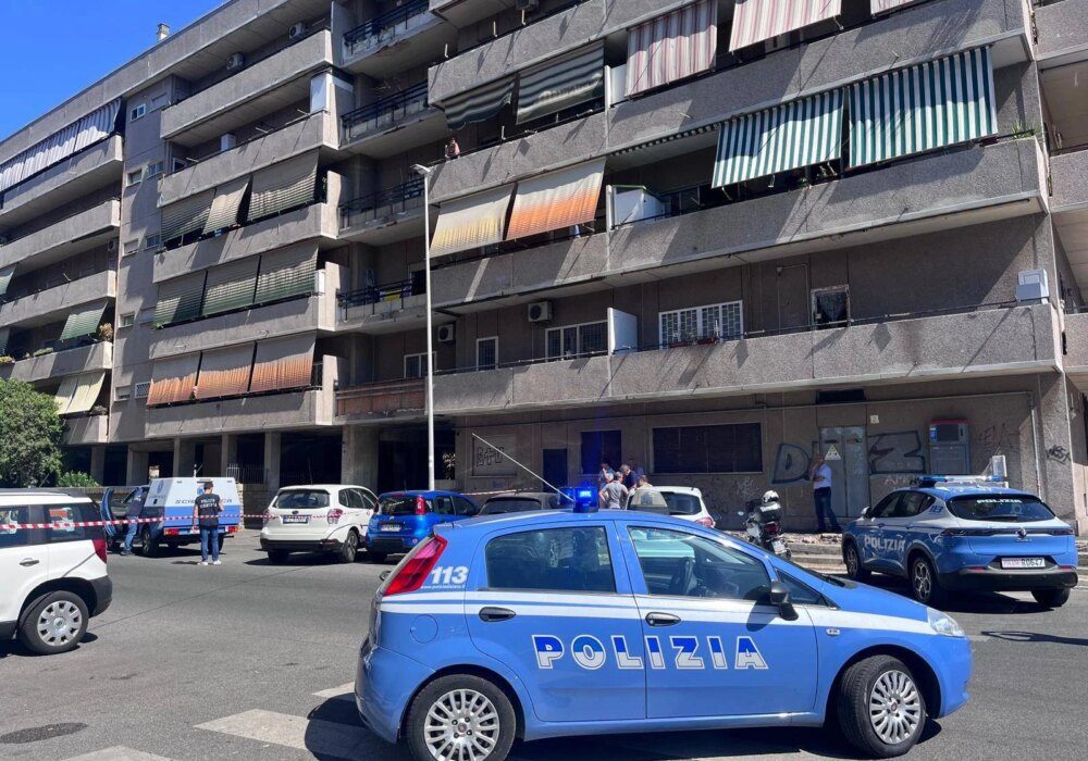 Dramma a Ostia, si getta da quarto piano e muore: in casa trovata senza vita la madre, ipotesi omicidio-suicidio