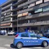 Dramma a Ostia, si getta da quarto piano e muore: in casa trovata senza vita la madre, ipotesi omicidio-suicidio