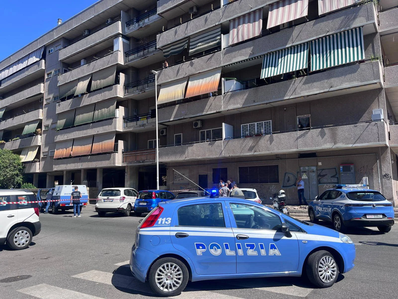 Dramma a Ostia, si getta da quarto piano e muore: in casa trovata senza vita la madre, ipotesi omicidio-suicidio