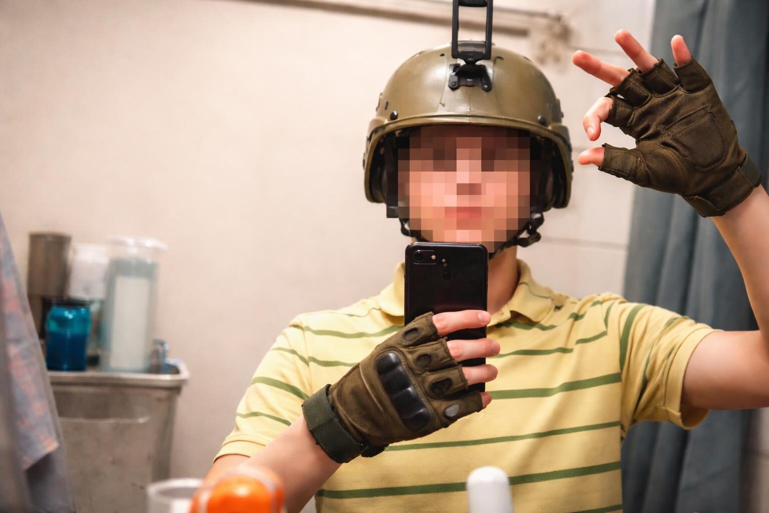 Prof accoltellata in classe: le minacce su TikTok rivelano un problema più profondo