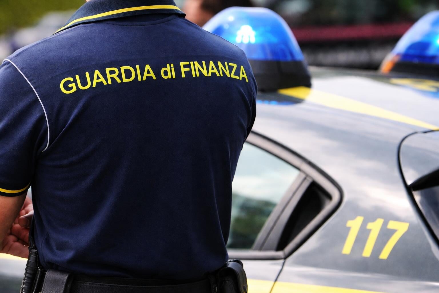 Quando la divisa si tinge di corruzione: poliziotto arrestato e la frode da 93 milioni