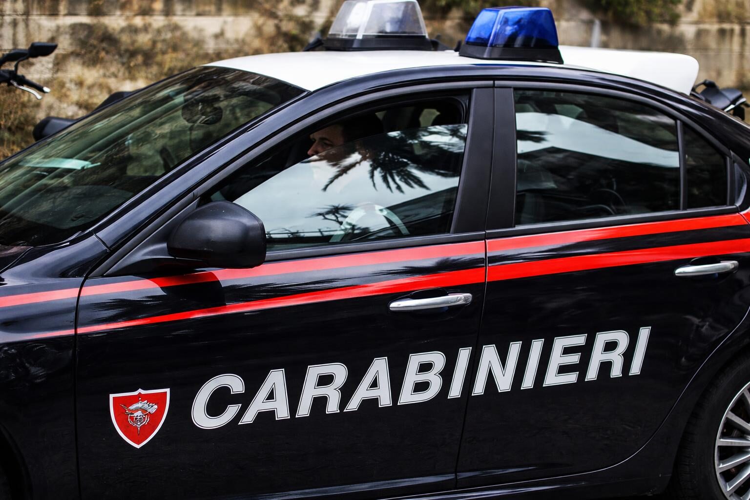 Roma, il caso choc: studente accoltella la professoressa e spruzza spray urticante. Chi paga per questa violenza?