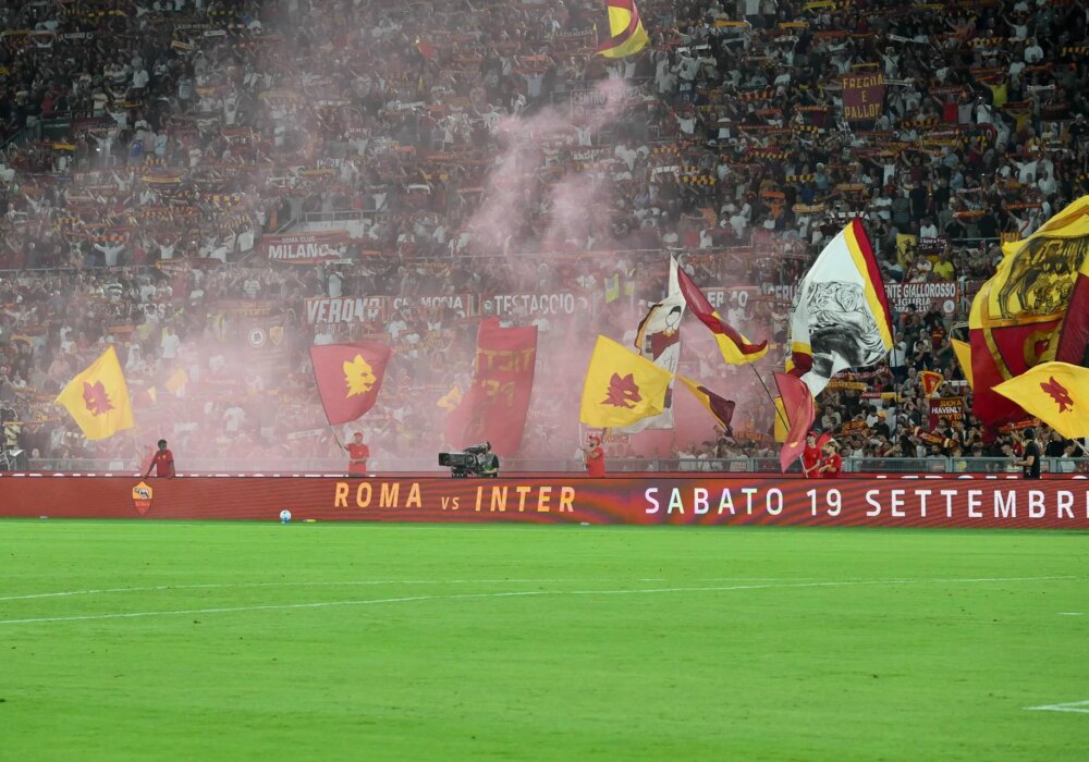 Saluti romani in curva Sud durante Roma-Atalanta all’Olimpico: 14 identificati