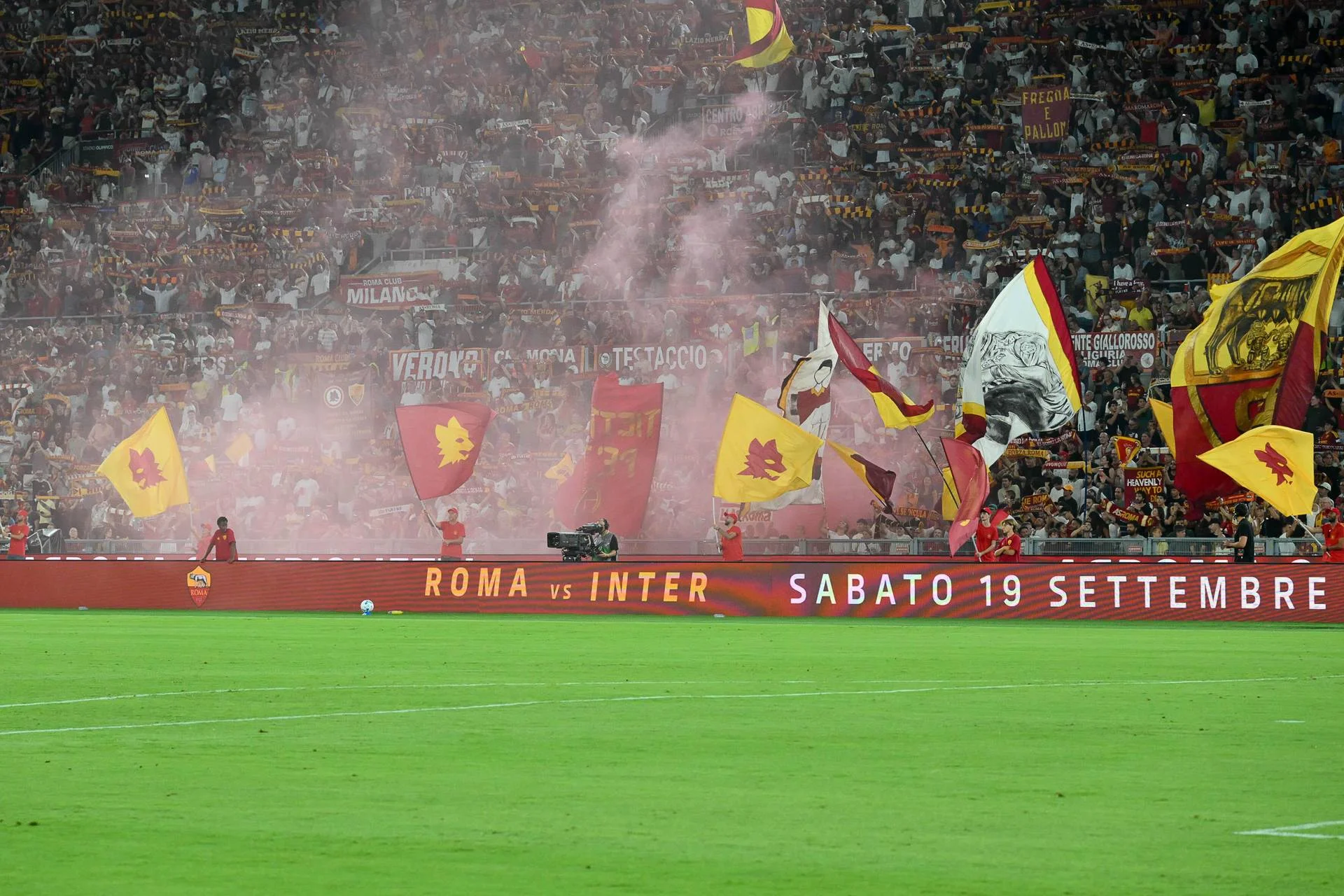 Saluti romani in curva Sud durante Roma-Atalanta all’Olimpico: 14 identificati