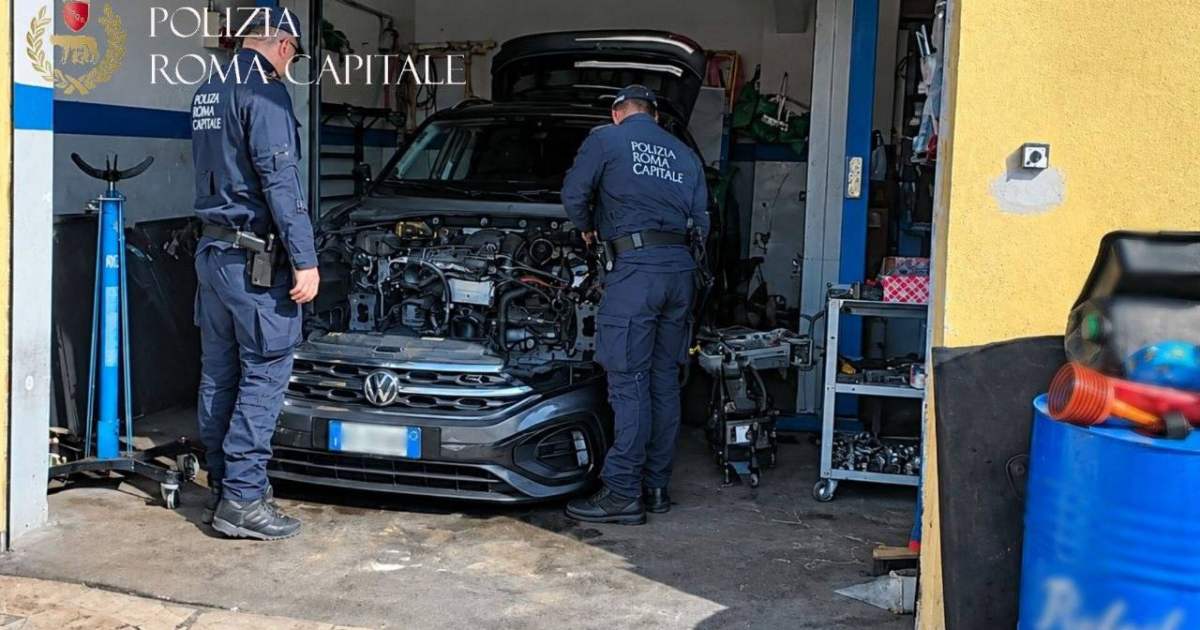 Borghesiana, Polizia Locale scopre centrale per riciclaggio di auto rubate: due arresti e sequestro di officina abusiva e area di 300 mq
