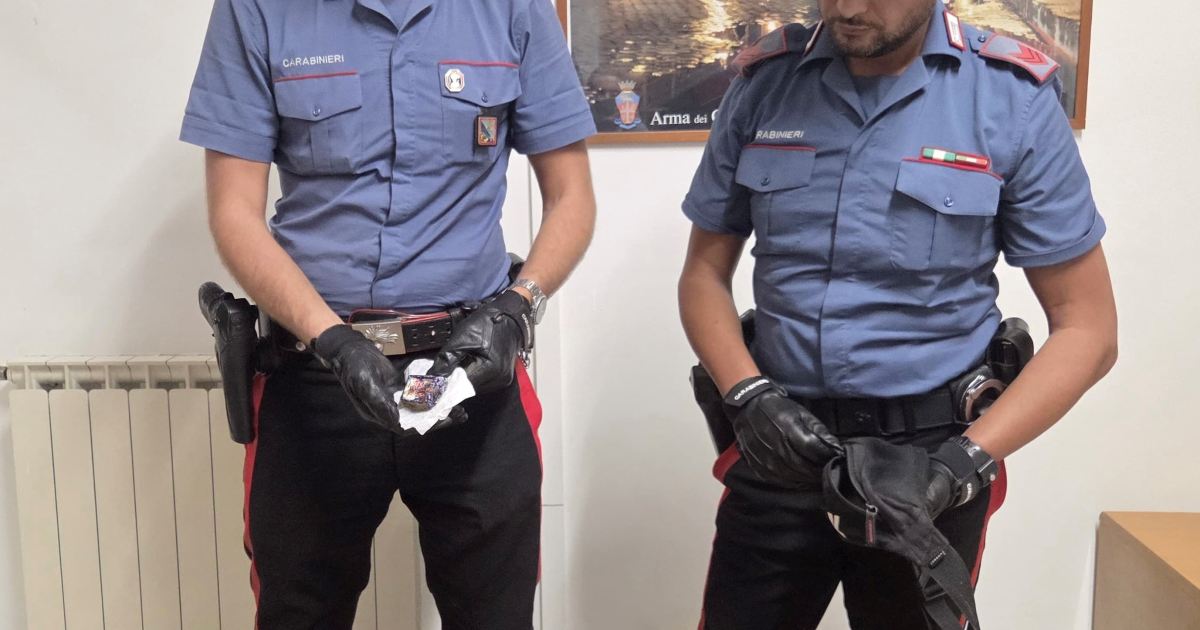 Tor San Lorenzo: 26enne arrestato dai Carabinieri per detenzione di droga; perquisizione rivela hashish, bilancino e coltelli