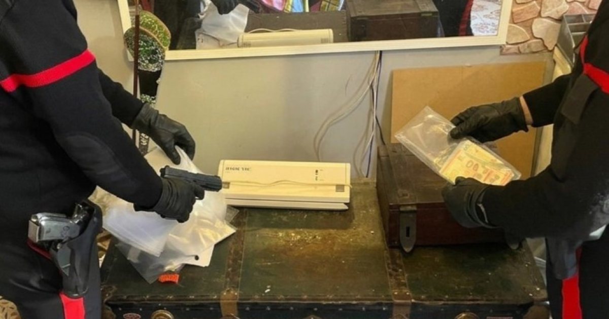 Ciampino: Carabinieri arrestano 59enne per detenzione di droga e pistola replica segnalata dai passanti