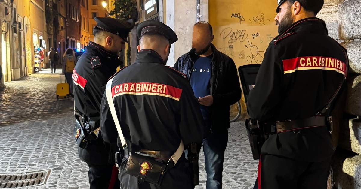 Arrestato in flagranza a Roma Quirinale: furto di 19 vinili in negozio, refurtiva recuperata
